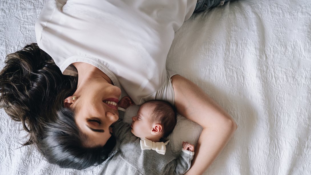 10 ρεαλιστικές συνήθειες που προστατεύουν την ψυχική σου υγεία μετά τον τοκετό