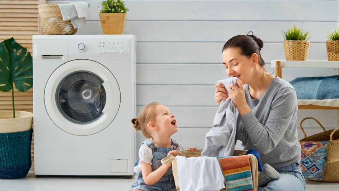 Πουλόβερ, πιτζάμες, μπουφάν: Πόσο συχνά πρέπει να πλένεις κάθε ρούχο (πραγματικά)