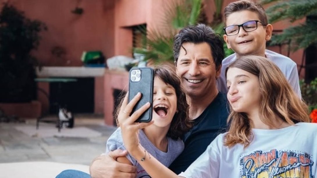 Αναστασία Ρουβά: Όταν ο μπαμπάς της, Σάκης Ρουβάς, την συνόδευσε σε παιδική παράσταση- Μια κούκλα με κοτσιδάκια!