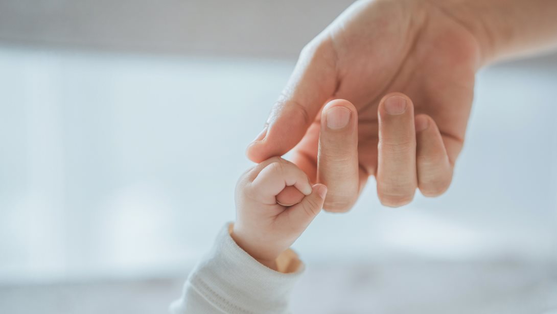 Mητρική αγκαλιά: Η επιστήμη πίσω από το χάδι της μαμάς που ηρεμεί το μωρό της