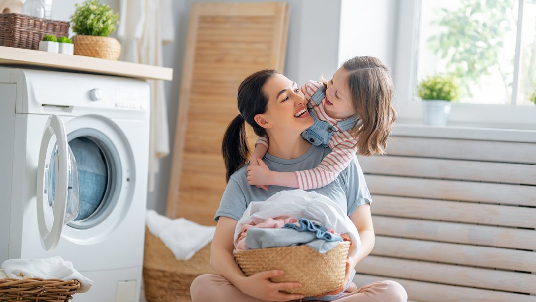 Λεκές από λάδι στα παιδικά ρούχα; Τα tips των μαμάδων για να μην μείνει για πάντα