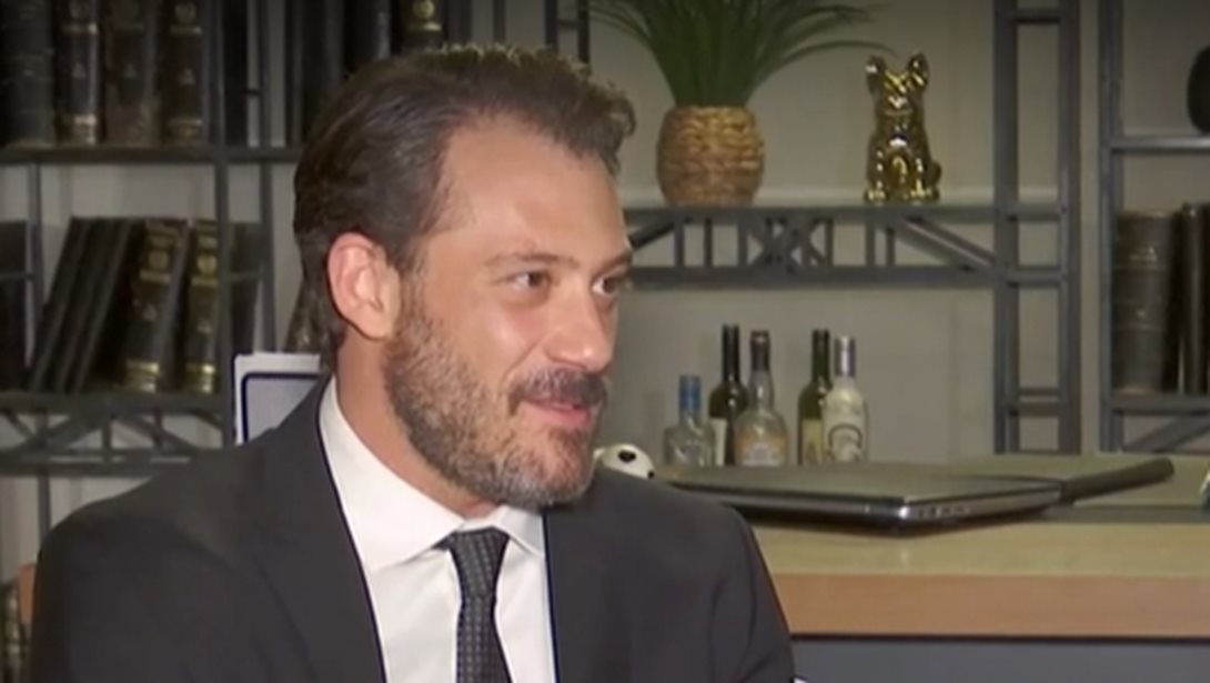 Αντίνοος Αλμπάνης: " Οι γονείς μας έκαναν άθελά τους λάθη, αλλά αυτά τα λάθη τα κουβαλάμε εμείς"