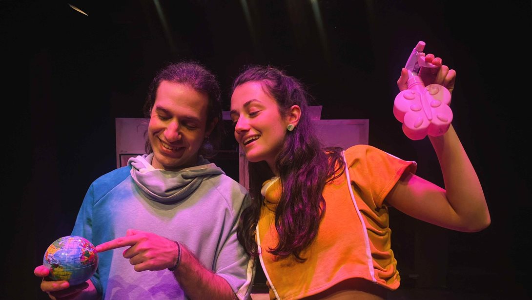 Mικροί και μεγάλοι αναρρωτιούνται "Τι είναι αυτό'' στη νέα παράσταση της Στέλλας Σερέφογλου!