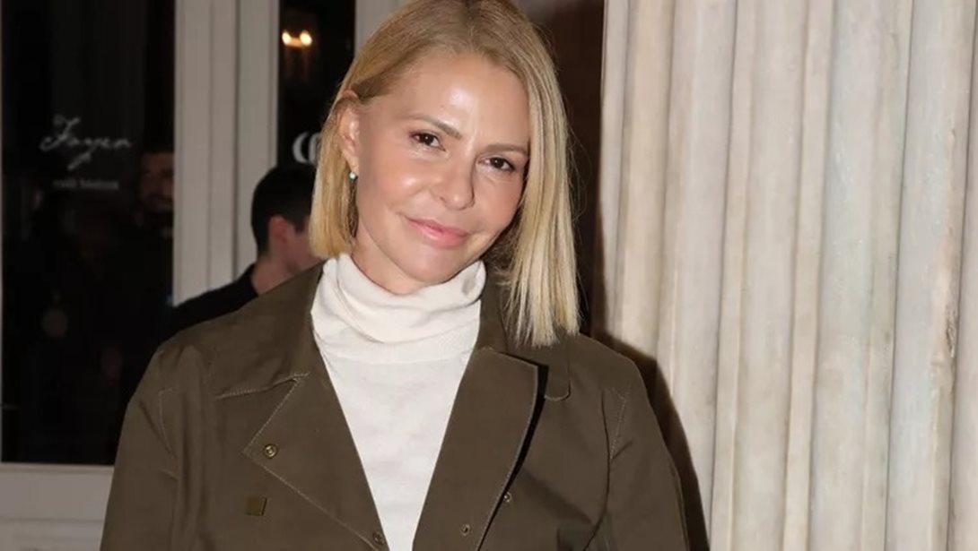 Μελομακάρονα ή κουραμπιέδες; Ο γιος της Τζένης Μπαλατσινού διαλέγει το γλυκό του με τον πιο αστείο τρόπο