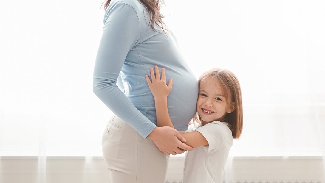 Τι μπορούν να ακούσουν τα μωρά μέσα στην κοιλιά της μαμάς;