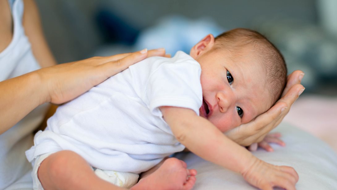 Γιατί το μωρό έχει λόξιγκα; Οι κινήσεις που ανακουφίζουν