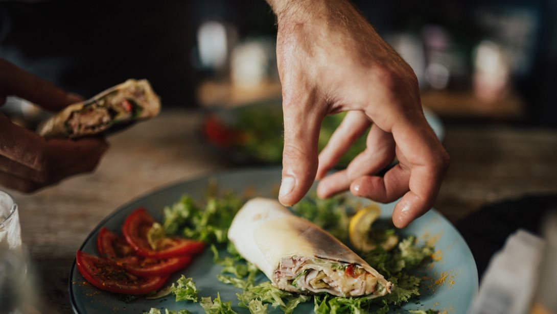 Αυτό το wrap με κοτόπουλο είναι έτοιμο σε 10' και το πιο λαχταριστό βραδινό στιγμής που μπορείς να φτιάξεις