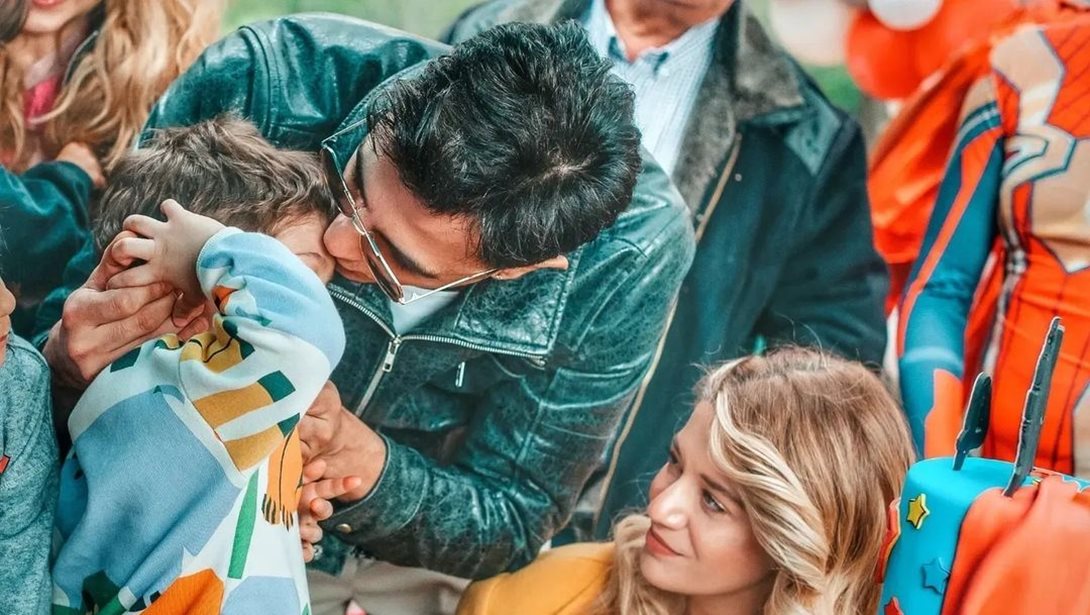 Η Τζένη Θεωνά διάλεξε το τέλειο δώρο για τους φίλους του γιου της, Αρίωνα