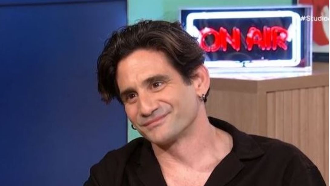 Ο Οδυσσέας Παπασπηλιόπουλος μιμήθηκε άπειρες φορές στα παιδιά του τα "φριχτά πράγματα" που έκαναν οι γονείς του στον ίδιο