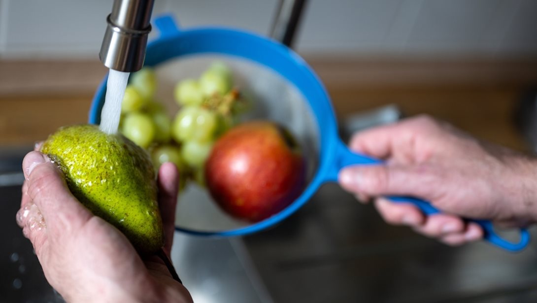 Aυτό είναι το φρούτο που μολύνεται περισσότερο από φυτοφάρμακα και πρέπει να πλένεις σχολαστικά