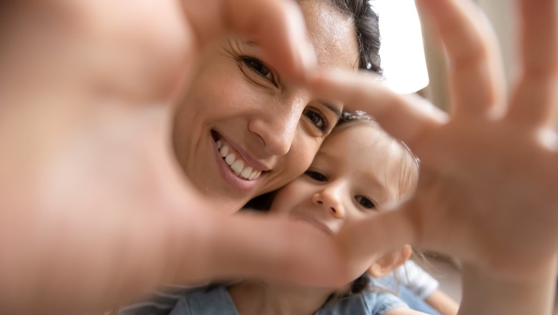 Βάλε μόνο έναν στόχο φέτος: Να μεγαλώσεις χαρούμενα παιδιά χωρίς να εγκαταλείψεις όσα αγαπάς