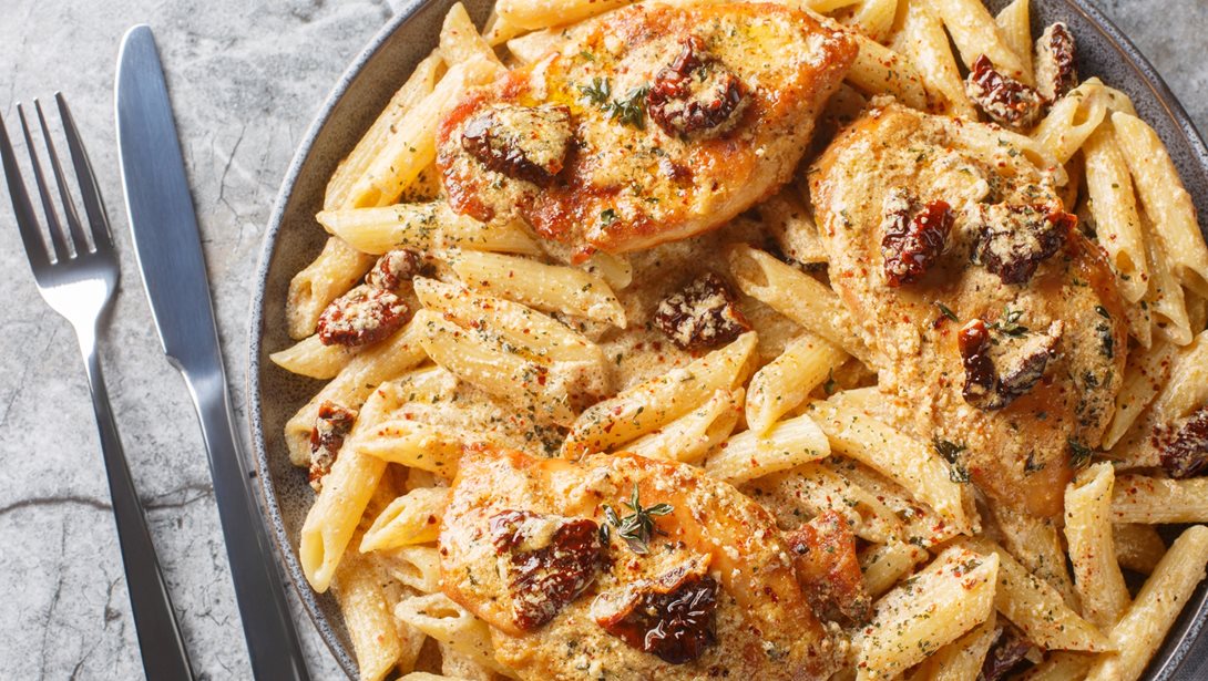 Μακαρόνια με κρεμώδη σάλτσα κοτόπουλου: Η εύκολη συνταγή για επίσημα γεύματα