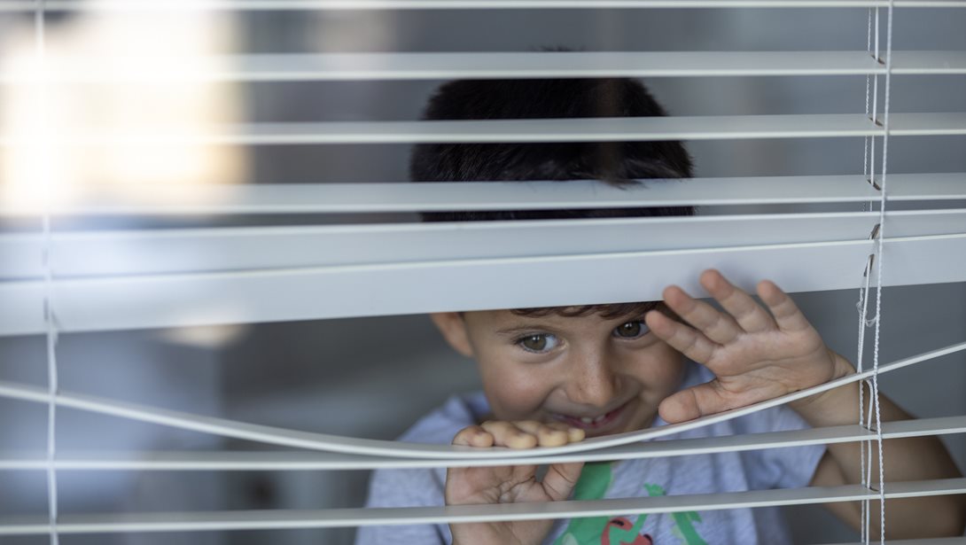 Mum hack: Πώς θα ξεσκονίσεις με ένα ζευγάρι κάλτσες τα στόρια του σπιτιού