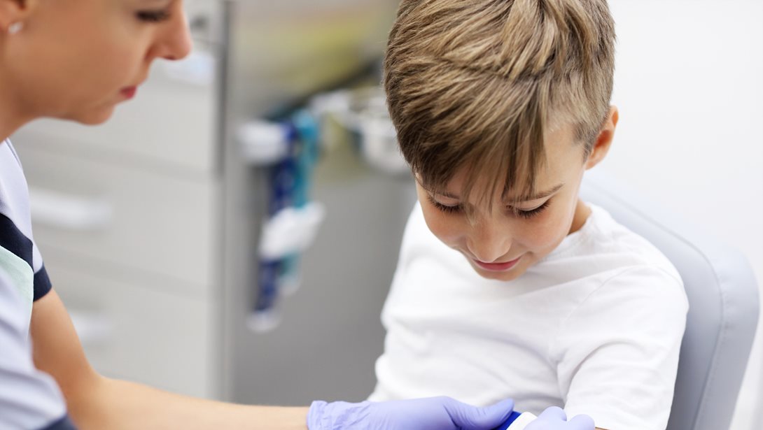 Ένα μικρό αγόρι με λευχαιμία έγινε viral για όσα είπε κλαίγοντας τη στιγμή που του έπαιρναν αίμα