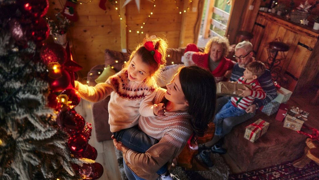 Αστόλιστο χριστουγεννιάτικο δέντρο! Εσύ θα τολμήσεις το νέο trend;