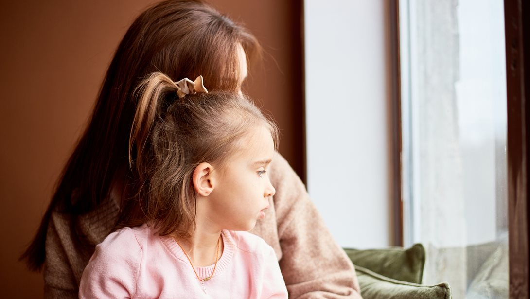 1 στις 3 νέες μαμάδες μεγαλώνει παιδί χωρίς τη δική της μαμά (και αυτό έχει ψυχολογικό κόστος)