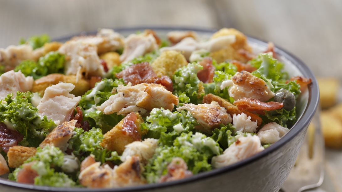 Σαλάτα με τη γαλοπούλα που περίσσεψε από το γιορτινό τραπέζι