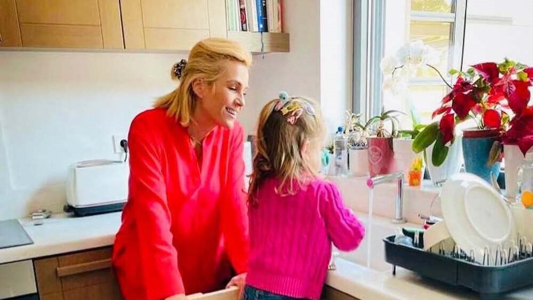 Η κόρη της Τζένη Μπότση, Αλίκη φόρεσε την πιο ασυνήθιστη σχολική τσάντα