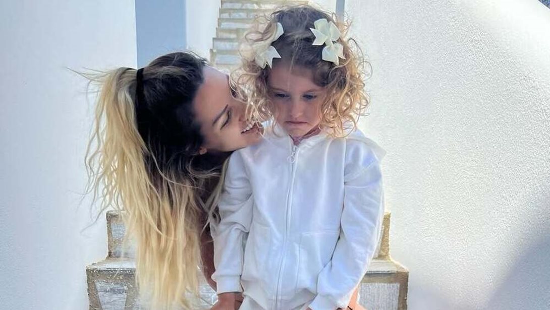 Ειρήνη-Αλεξάνδρα Κουσαθανά: Η κόρη της Σάσας Μπάστα και του Δηµήτρη Κουσαθανά έχει μεγαλώσει πολύ και μοιάζει στη μαμά της