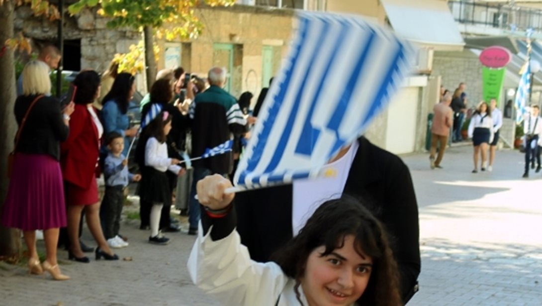 Η πρώτη παρέλαση της μικρής Αλεξίας μετά τον τραυματισμό της από αδέσποτη σφαίρα