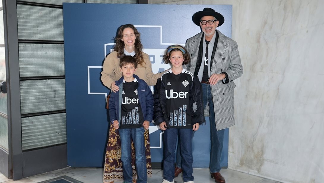 Ο Τζεφ Γκόλντμπλουμ σε σπάνια δημόσια εμφάνιση με τους δύο γιους του