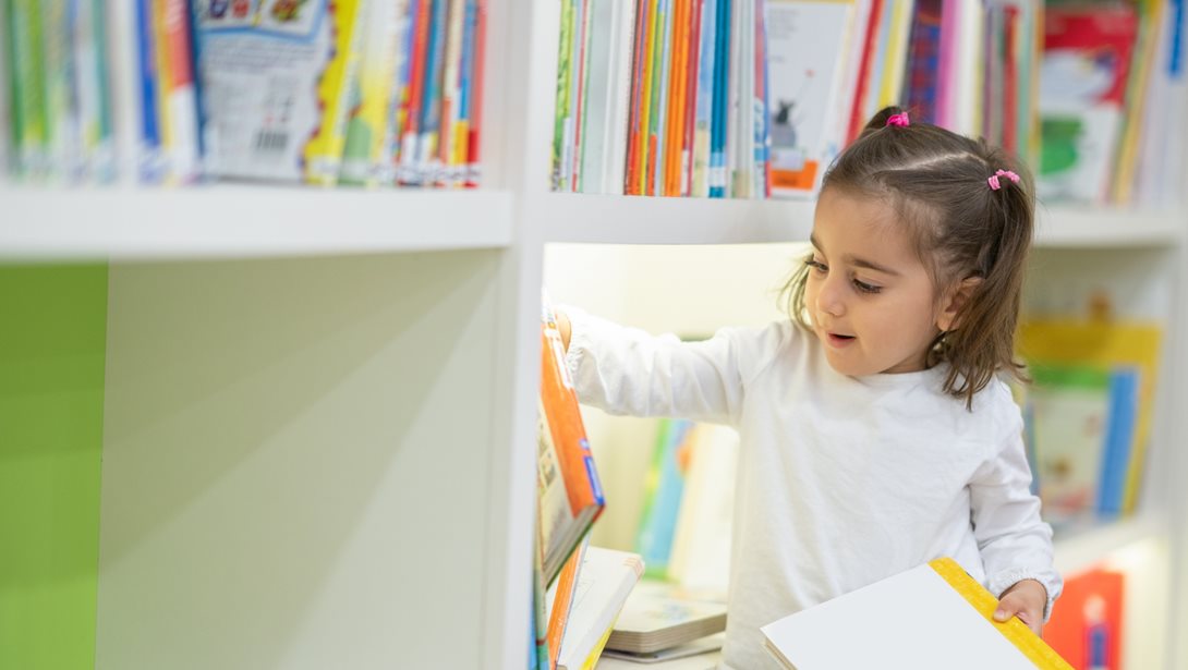 Αυτό είναι το πιο όμορφο παιδικό βιβλιοπωλείο της Σαντορίνης