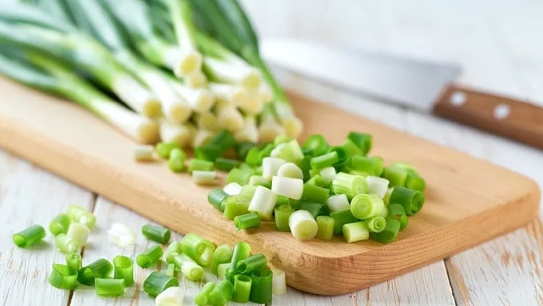 Το απλό trick για να διατηρείς τα φρέσκα κεμμυδάκια έως και 10 ημέρες