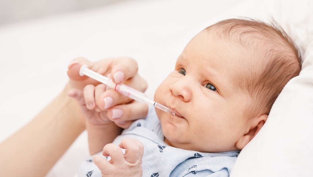 ΕΟΦ: Νέες οδηγίες για τη χορήγηση σιροπιού σε βρέφη – Τι πρέπει να ξέρουν οι γονείς