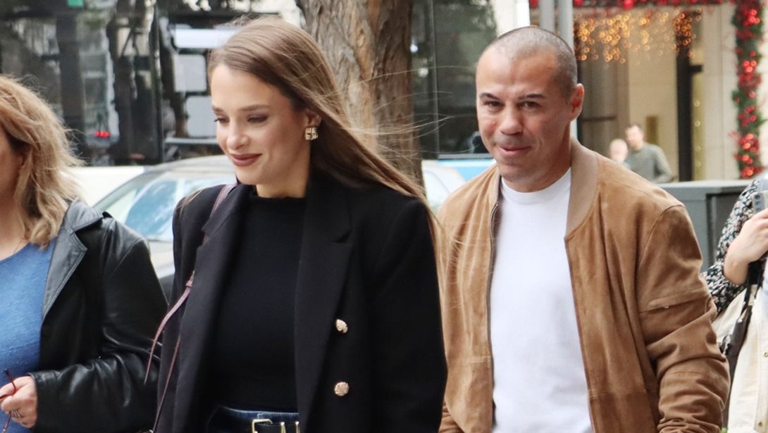 Ο Μιχάλης Ζαμπίδης σε σπάνια δημόσια εμφάνιση με τη σύζυγο και τις δίδυμες κόρες τους