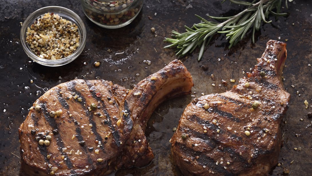 Χοιρινά μπριζολάκια της Τσικνοπέμπτης- Πώς θα τα μαρινάρεις και θα τα ψήσεις σωστά