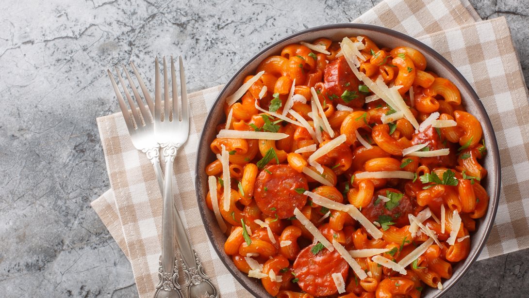 Μακαρονάδα με χωριάτικο λουκάνικο - Η χειμωνιάτικη συνταγή της γιαγιάς