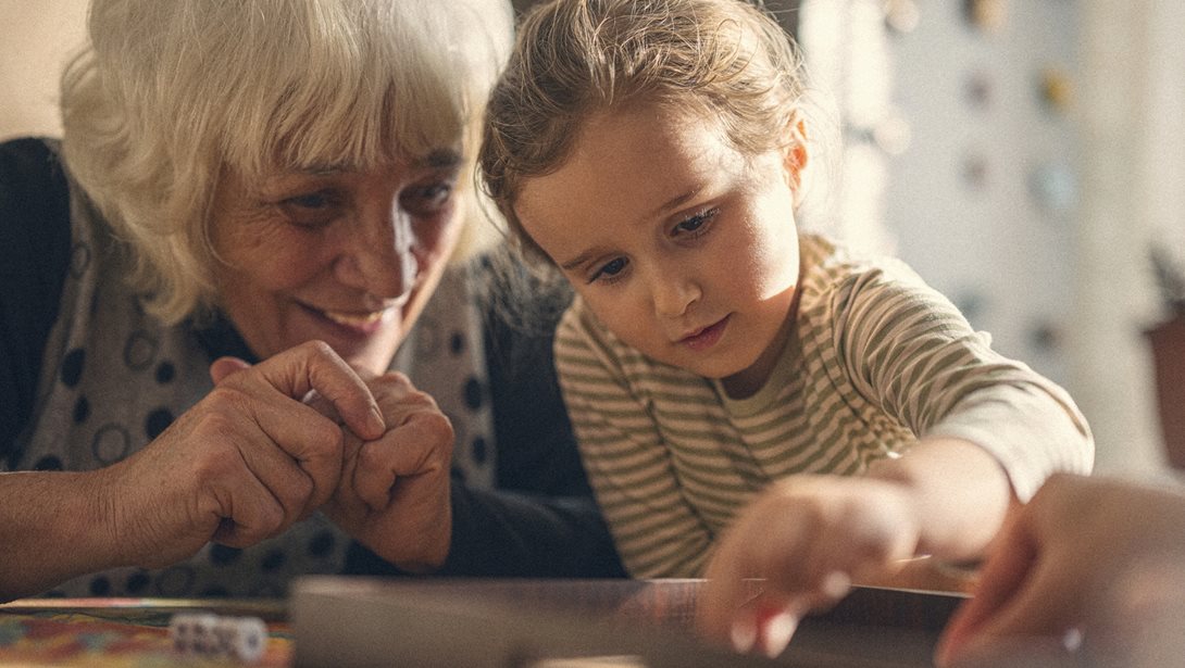 Γιατί η γιαγιά δεν θυμάται το όνομα μου;": Πώς μιλάμε στα παιδιά για το Alzheimer