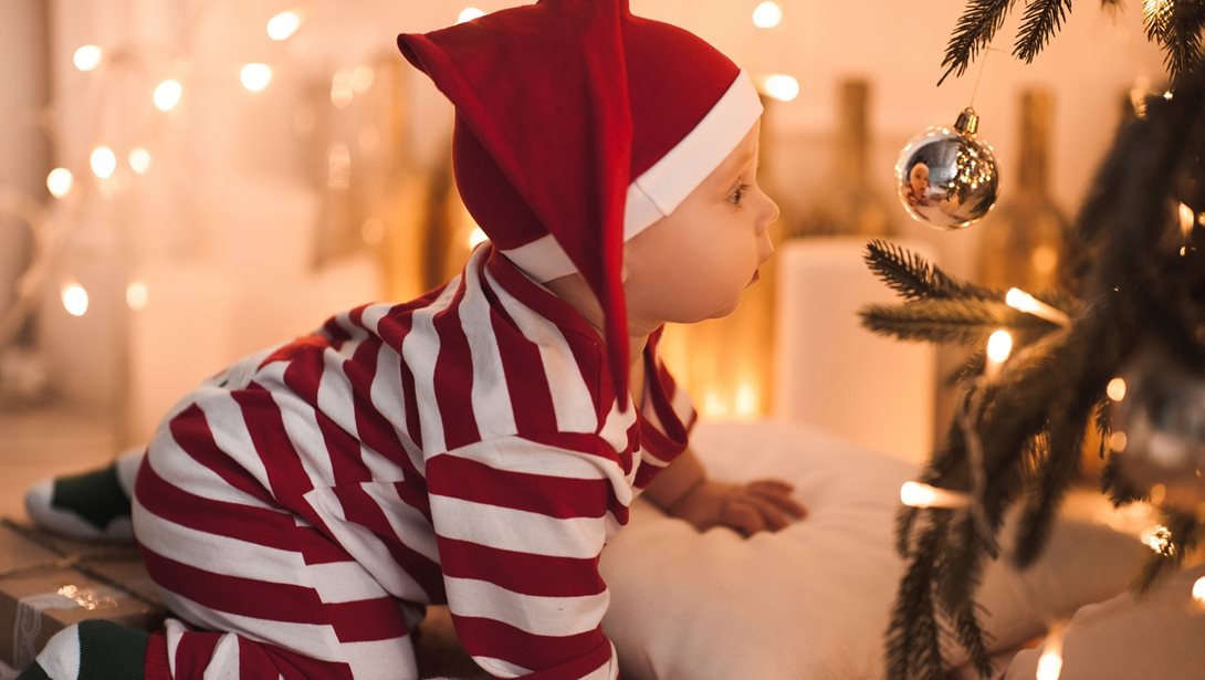 Christmas baby: Πώς να διαχειριστείς τις πολλές αγκαλιές στο μωρό από συγγενείς και φίλους