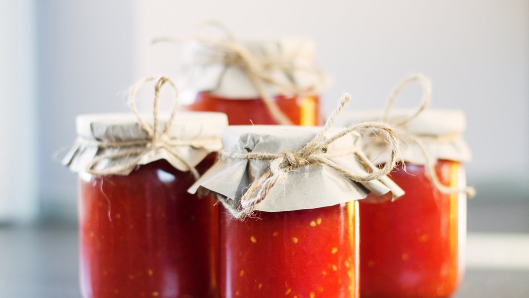 Εύκολη συνταγή για σπιτική σάλτσα τομάτας (φτιάξε τώρα για όλο τον χρόνο)