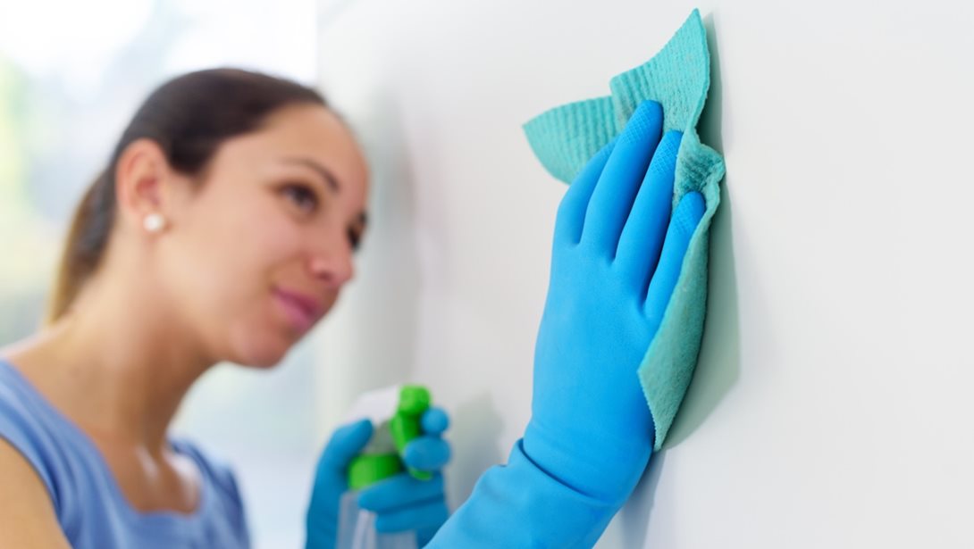 Λεκέδες από υγρασία στους τοίχους; Δες το κόλπο με την κάλτσα που τους εξαφανίζει οριστικά