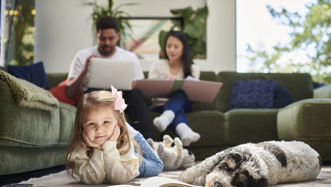 Όλοι μιλούν για την "οικογένεια του σαλονιού":Το νέο trend οικογενειακής ευτυχίας που ίσως ήδη ακολουθείς