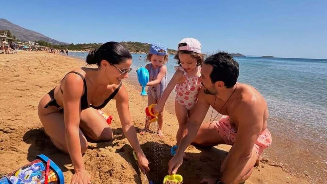 Η Αριάνα και η Φιλίππα Τανιμανίδη ζωγραφίζουν με τη θεία τους, Ελίνα Μπόμπα