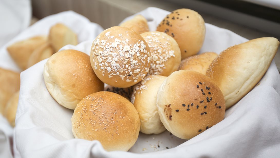 Ψωμάκια τυριού με 2 μόνο υλικά! Το πανεύκολο σνακ που θα φτιάχνεις κάθε μέρα