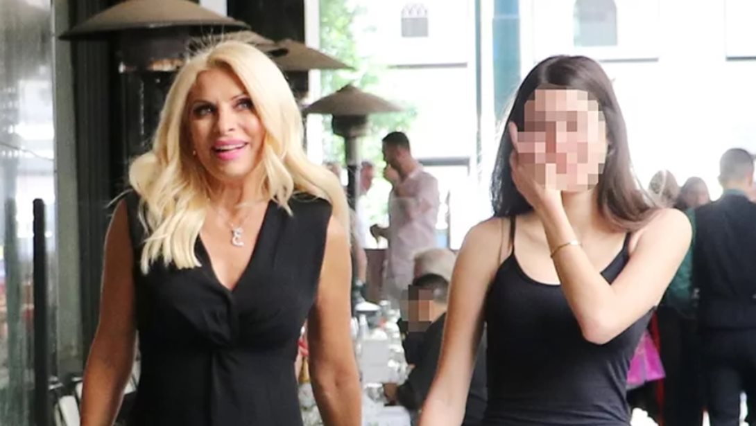 Στη βάφτιση της Λάουρας Λάτσιου: Σαν πριγκίπισσα στην αγκαλιά της μητέρας της, Ελένης Μενεγάκη