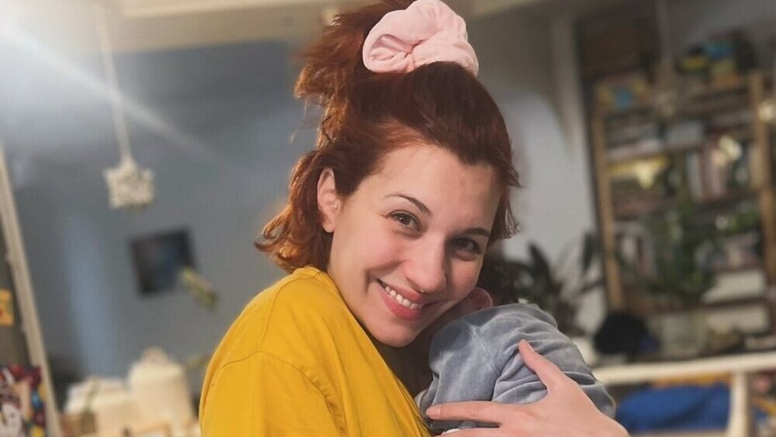 Η Πέννυ Μπαλτατζή φωτογραφίζει τον πατέρα της αγκαλιά με τον μικρότερο γιο της και η ομοιότητα εντυπωσιάζει