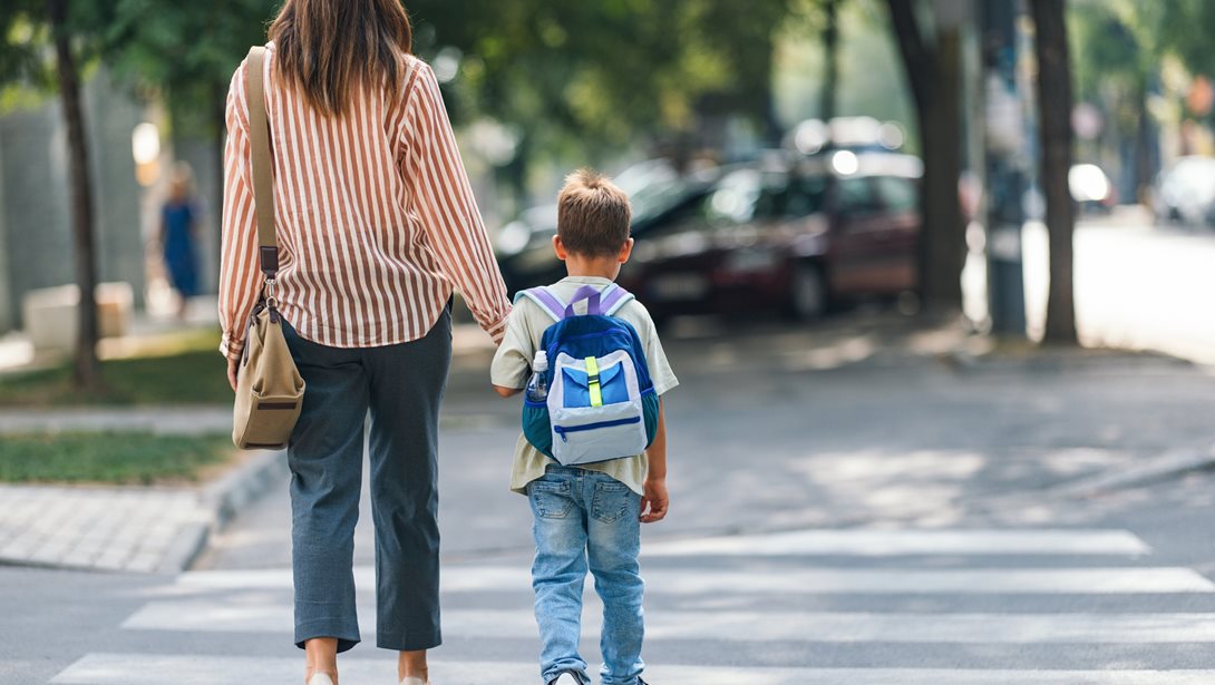 Effortless στιλ για μαμάδες: Tι να φορέσεις όταν βιάζεσαι να πας τα παιδιά στο σχολείο ή τις δραστηριότητες