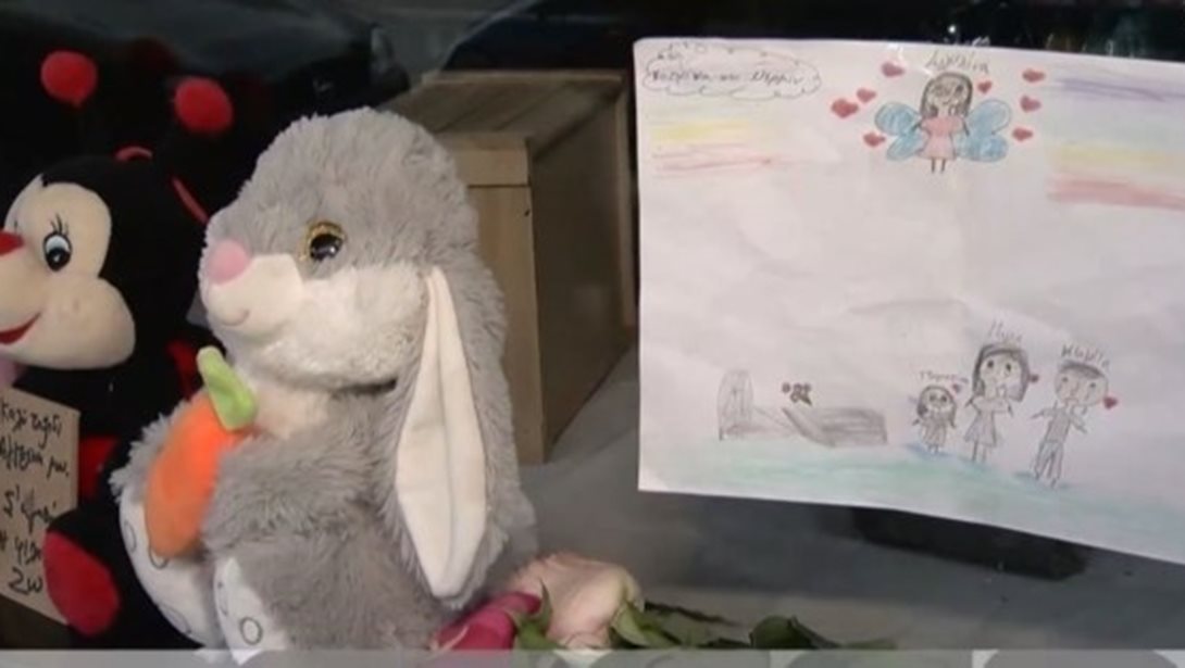 Συγκινεί ο επικήδειος λόγος της δασκάλας της Αγγελίνας: "Ένα μεγάλο συγγνώμη γιατί δεν προλάβαμε να σε σώσουμε"