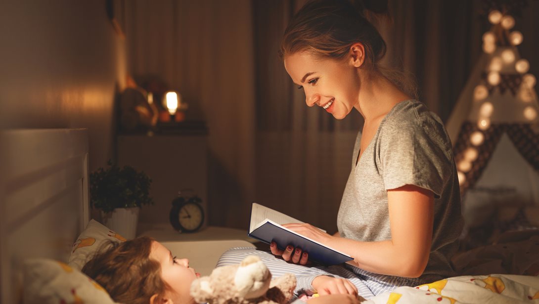 Γιατί είναι καλό να διαβάζουμε παραμύθια στα παιδιά πριν κοιμηθούν;