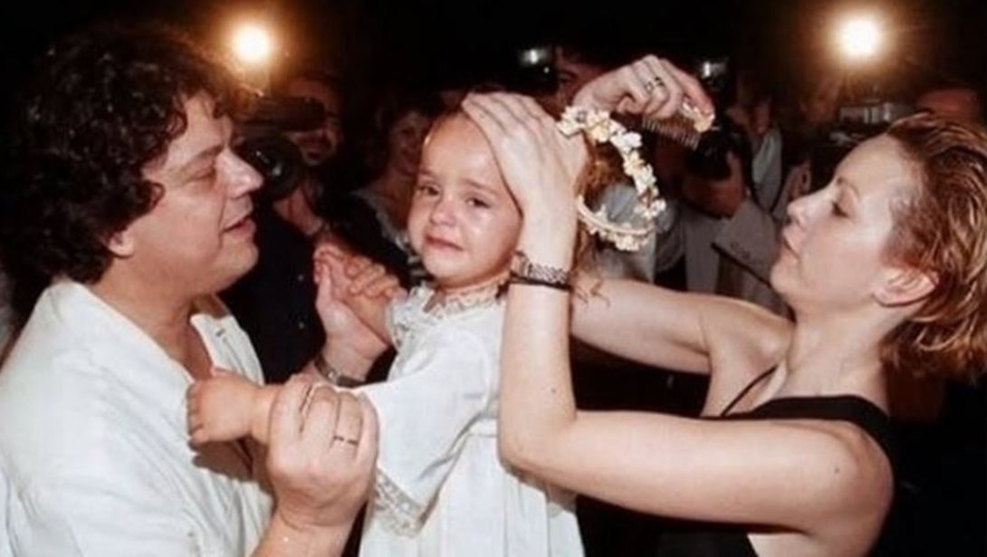 Ρετρό κλικ: Ο Βλάσσης Μπονάτσος και η Μάρθα Κουτουμάνου στο μαιευτήριο με τη νεογέννητη κόρη τους και τη Ζωή Λάσκαρη