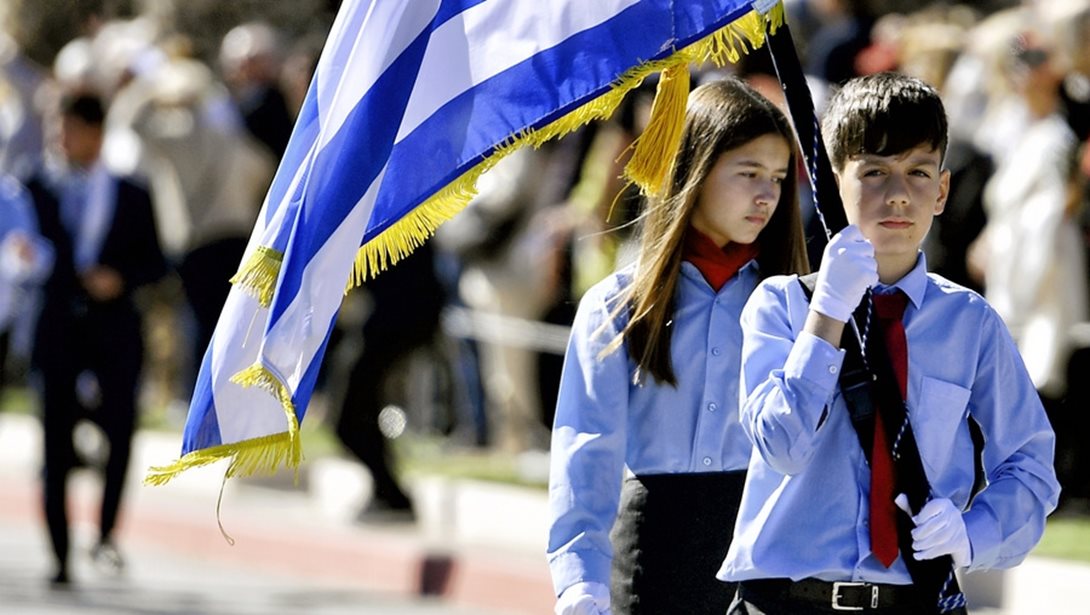 Mαθητής δημοτικού με αυτισμό αποκλείστηκε από σημαιοφόρος στην παρέλαση