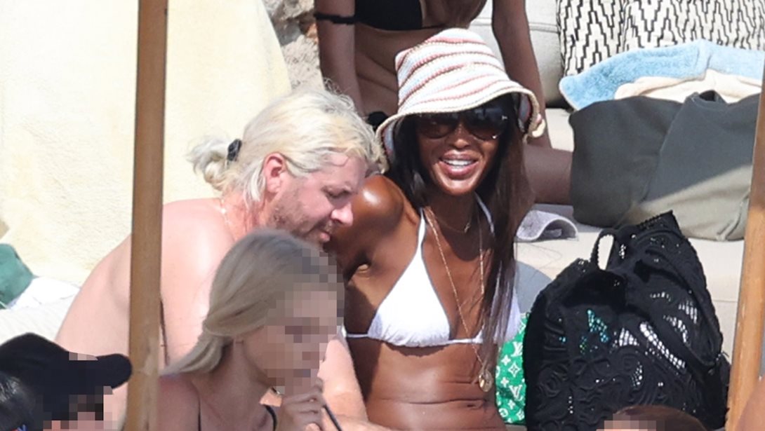 Ναόμι Κάμπελ: Σπάνια φωτογραφία με τα δύο της παιδιά στην παραλία