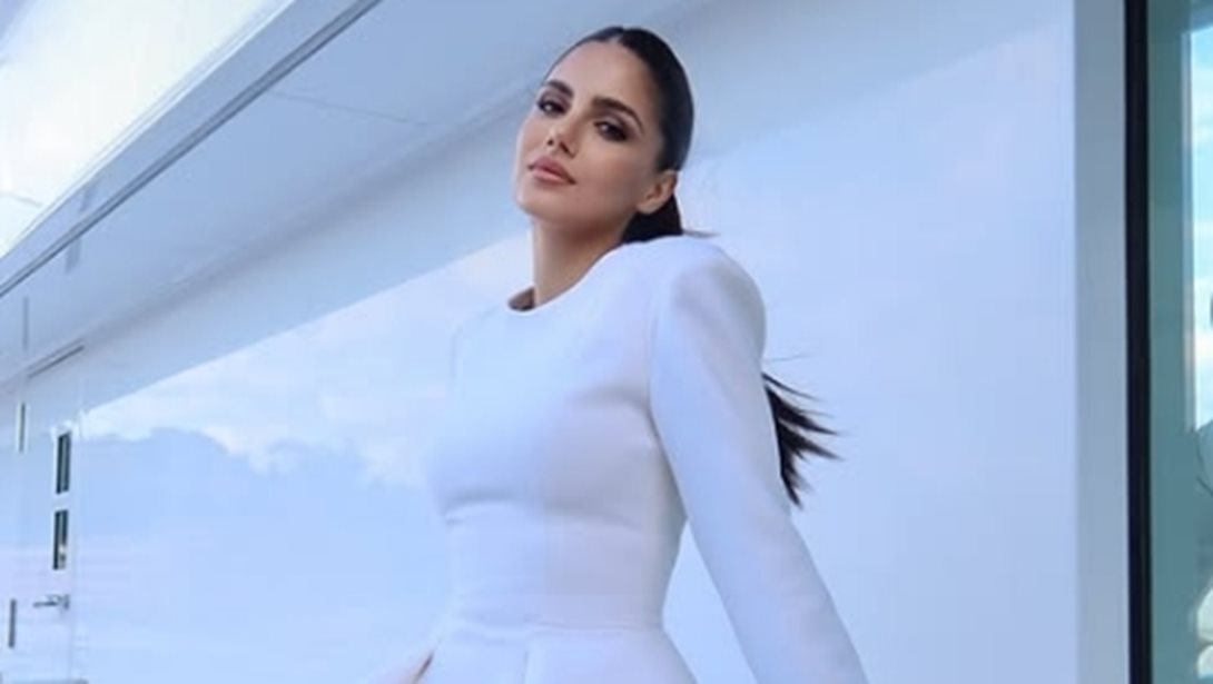 Αλεξάνδρα Νίκα: Στολίζει το δέντρο με τον γιο της με ασορτί πιτζάμες