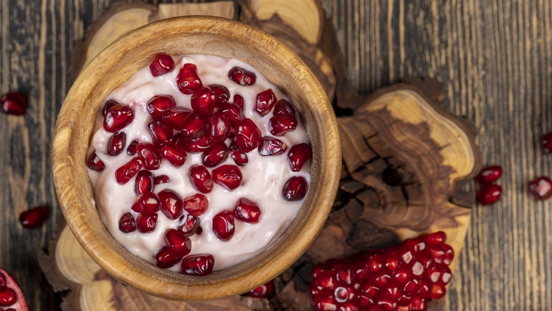 Χριστουγεννιάτικο γιαουρτογλυκό με ρόδι για το γιορτινό τραπέζι