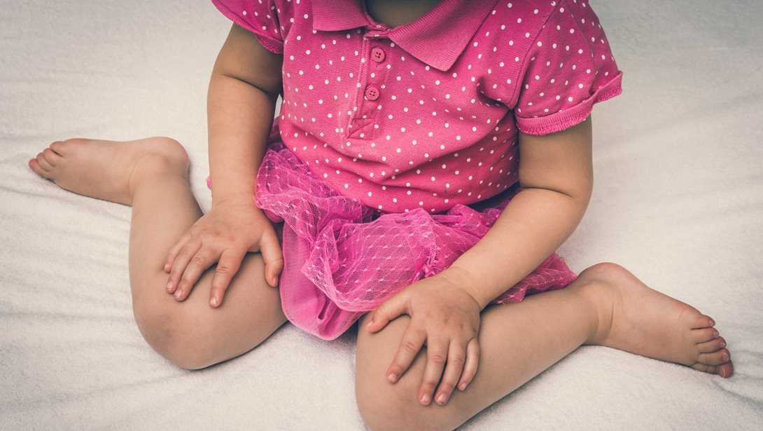 Γιατί το παιδί μου κάθεται συνέχεια με τα γόνατα λυγισμένα σε θέση "W"; Τι σημαίνει;