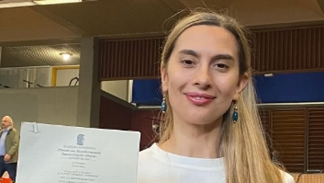 Η Βίκυ Βολιώτη πήρε το πτυχίο της με την κόρη της στο πλευρό της